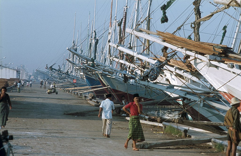 Collectie NMvWereldculturen, TM-20020639, Dia, 'Buginese prauwen langs de kade in de haven Sunda Kelapa', fotograaf Henk van Rinsum, 1980