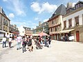 La "Ville close" de Concarneau : la place Saint-Guénolé (place centrale de la "Ville close")