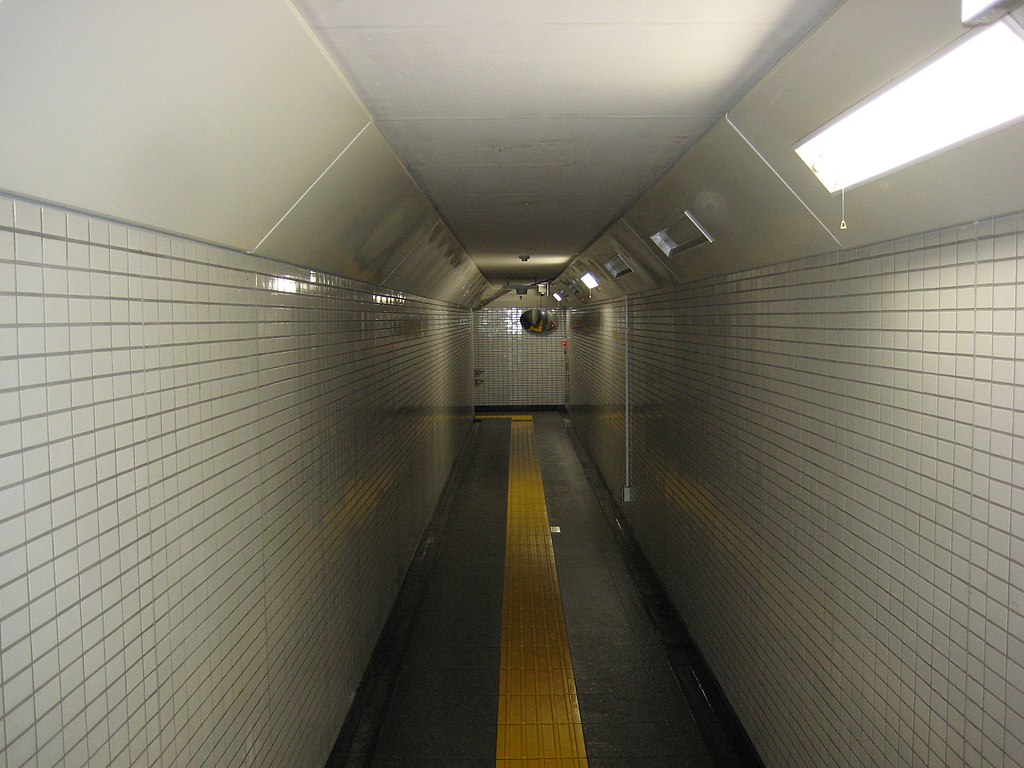 ファイル:Connection passage of Shin-otsuka Station.JPG - Wikipedia