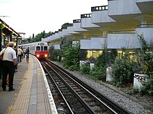 Ein Zug der D78-Baureihe der District Line erreicht den Bahnhof