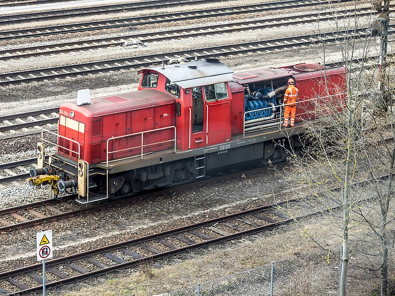 File:DB 294 - 594 with open engine compartment.jpg