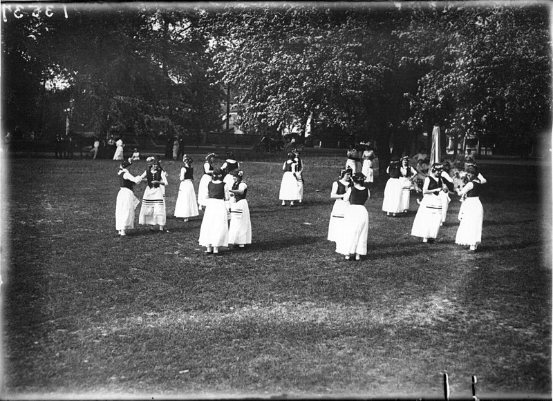 File:Dance performance at Oxford College May Day celebration 1914 (3190871593).jpg