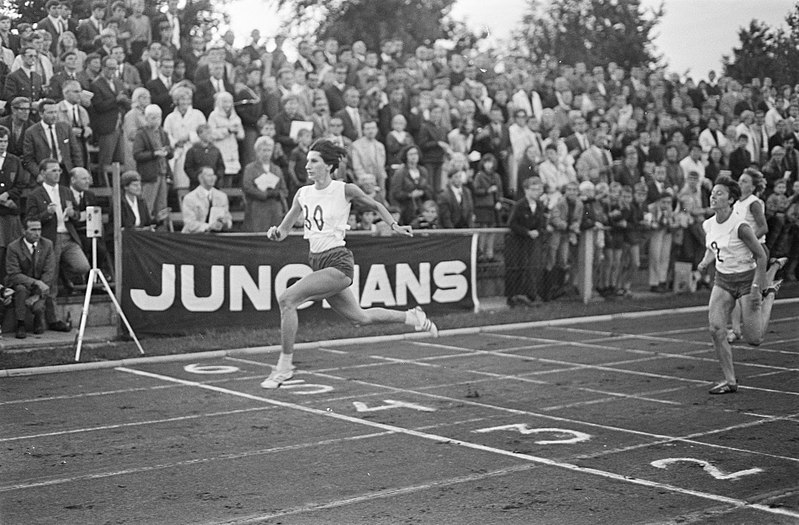 File:De Poolse Irena Kirszenstejn gaat door finish, tweede Truus Hennipman-Cruiming, Bestanddeelnr 921-6071.jpg