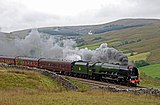 Lokomotive 46233 Duchess of Sutherland im Brunswick green von British Railways 2014 vor einem Sonderzug auf der Settle & Carlise Line
