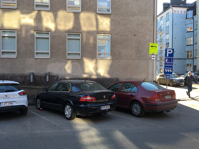 File:Diagonal parking (43866014392).jpg