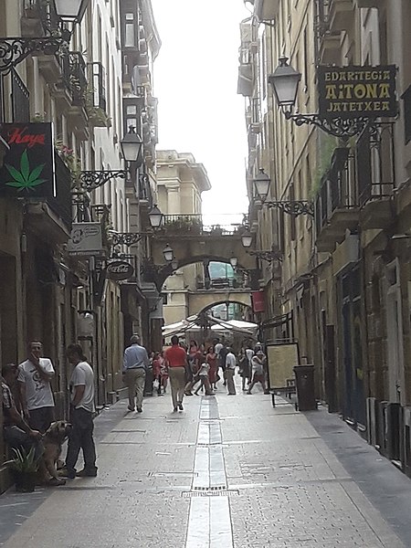 File:Donostia - carrer a la ciutat vella 20180801 161755.jpg