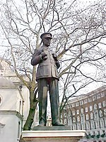 Baron Dowdings Statue vor St. Clement Danes in London