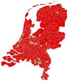 Mapa de los Países Bajos que muestra la división municipal y la mayoría de votos en cada municipio.