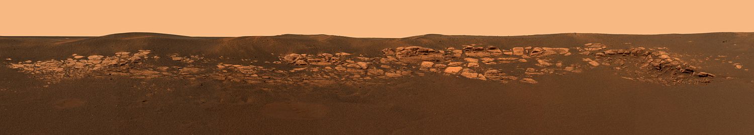 Панорама кратера «Игл». На панораме виден выход горных пород, образованный, как полагают учёные, не без помощи воды.