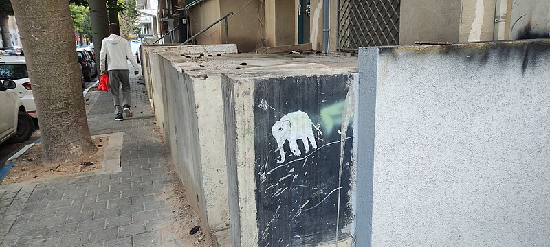 File:Elephant graffiti Frenkel street.jpg