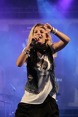 Ема по време на концерт през 2010 г.