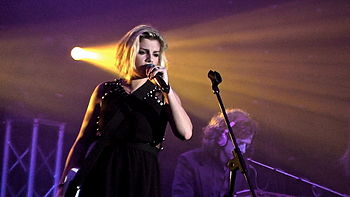 Emma i koncert i en Bologna.JPG