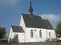 Evangelische Kirche in Tönisheide, Velbert, Ostansicht. Der rechte Teil des Gebäudes, der Kapellenchor, wurde gegen 1700 erbaut. Links der Vorbau mit Eingang und Sakristei wurde erst während der Restaurierung 1971-1974 angebaut