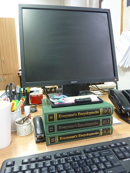 File:Everyman's Encyclopaedia pod monitorem (3).JPG