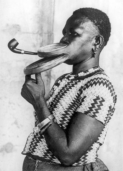 Файл:Extended mouthpiece for pipe smoking woman.jpg