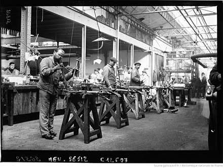 Fabrication des mitrailleuses dans l'usine Darracq pendant la Première Guerre mondiale.
