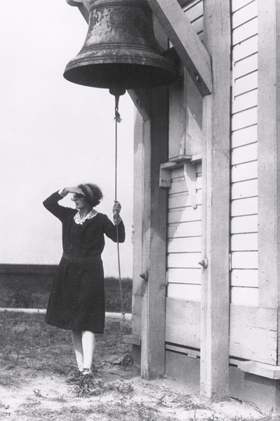 File:Fannie Salter at Bell.png