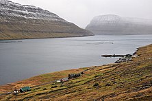 Norðtoftir in 2010 und 2022. Die Ankunft der großen Lachsfarm von Bakkafrost im Jahr 2020 zeigt das Wachstum der Fischereiindustrie auf den Färöern.[6]