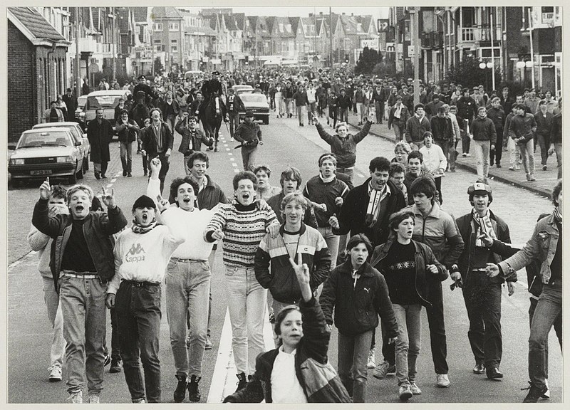 File:Feyenoord-supporters op weg naar het Haarlem-stadion. NL-HlmNHA 54014407.JPG