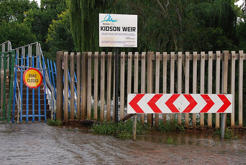 File:Flooding at the Kidson Weir - January 2010.JPG