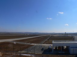 Start- und Landebahn mit Taxiway drei Tage vor der Eröffnung