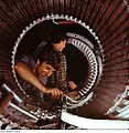 Fagarbeidere setter inn statorviklingene. Disse kalles viklere som er et høyst spesialisert håndverk. Dresden, Øst-Tyskland, 1978. Foto: Eugen Nosko