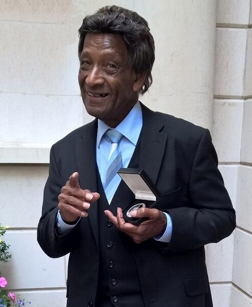 File:Frank Holder with his Life-Time Achievement Award from The Worshipful Company of Musicians.jpg