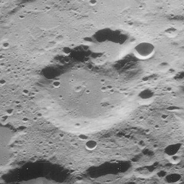 Oblique Lunar Orbiter 4 image, facing northwest Fraunhofer crater 4184 h2.jpg