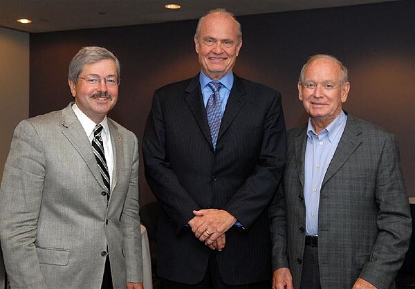 Ray (right) poses for a photograph in 2007 with fellow former Iowa governor Terry Branstad (left) and then-presidential candidate Fred Thompson (cente