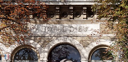 Fronton de l'Hôtel Dieu