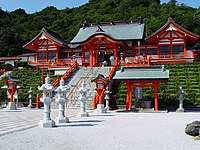 Wooden tōrō placed between stone tōrō at Fukutokuinari shrine