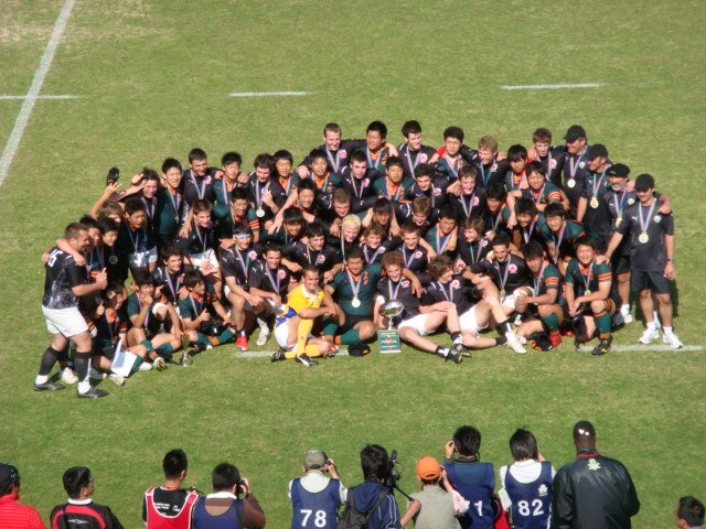 Dax Landes High School, 2009 champions, together with the runners-up Higashi Fukuoka H.S. after the final