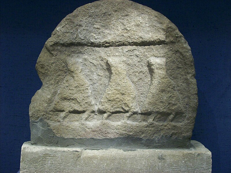 Die Kukulle oder Tüte 800px-Genii_Cucullati%2C_Roman_relief%2C_Corinium_Museum