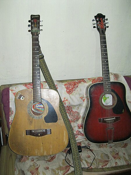 File:Givson guitar & Hobner guitar Jumboo Export - Sir Theo, Belgaum, India (2011-11-23 08.14.49 by julian correa).jpg