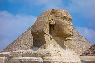 Le Sphinx de Gizeh, devant la pyramide de Khéops. (définition réelle 5 472 × 3 648)