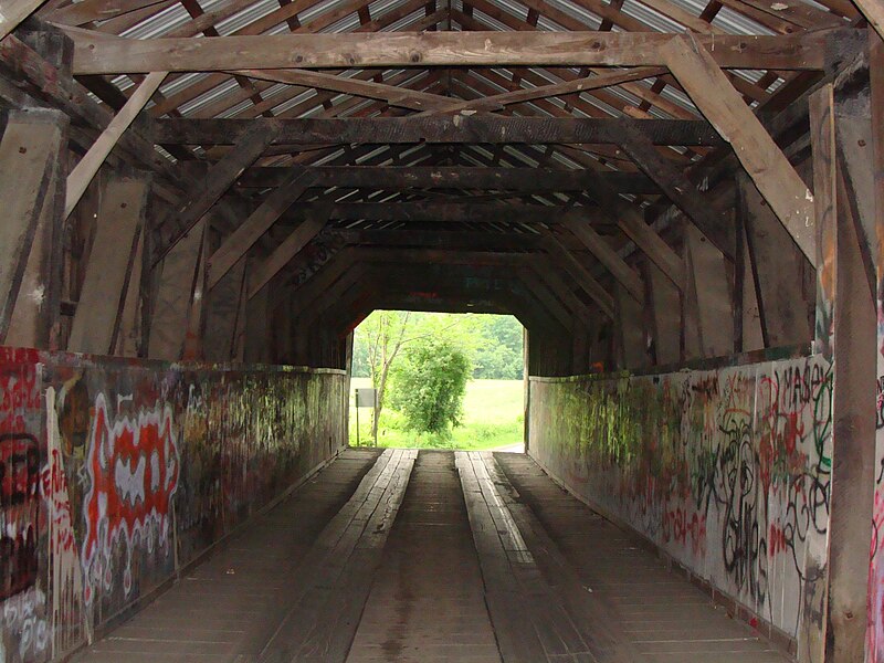 File:Gudgeonville Covered Bridge interior 2.jpg