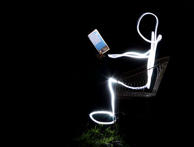 Français : Un dessin de bonhomme sur une chaise avec un livre en Light Painting lors de la rencontre Wikimédienne à Hermalle-sous-Huy. English: A drawing of a guy on a chair with a book in Light Painting during the Wikimedia meeting in Hermalle-sous-Huy.