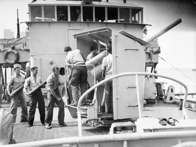 HMAS Cowra's 4-inch Mk XIX gun during a training exercise in 1945