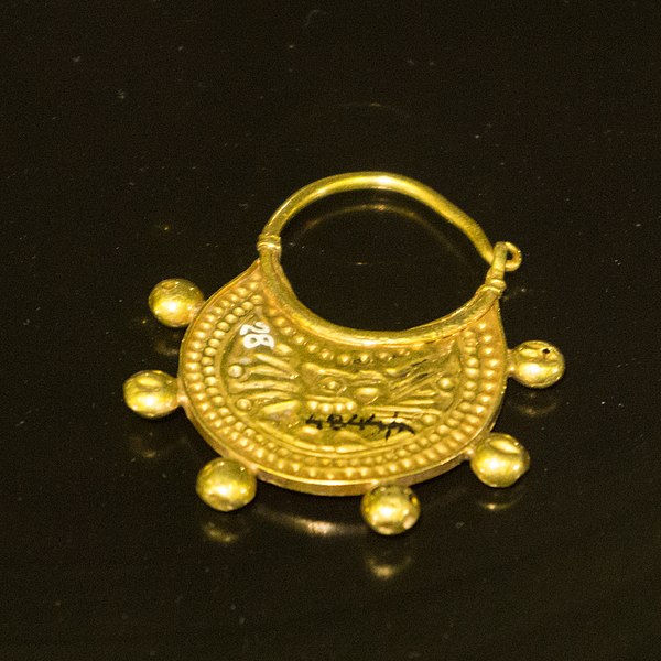 File:Halfmoon earring, 7th - 8th century, Shtish Tufina - Museum of Archeology, Tirana.jpg