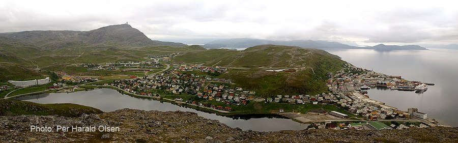 Panorama over Hammerfest med Storvatnet i forgrunden