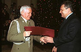 Президент Квасьневский (справа) назначает генерала Шумского членом Совета национальной безопасности