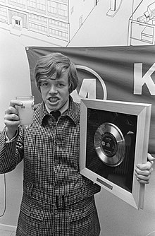 Le 16 décembre 1966, un des chanteurs du groupe, Herman — de son vrai nom Peter Noone — invité dans une laiterie industrielle d'Hilversum aux Pays-Bas, tient d'une main un disque d'or obtenu par Herman's Hermits pour No Milk Today… tout en tenant de l'autre un verre de lait.