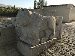 פסל אריה נאו-חתי בכניסה לאתר, שהעניק למקום את שמו המודרני