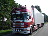 Scania 124 trekker met metalen trailer