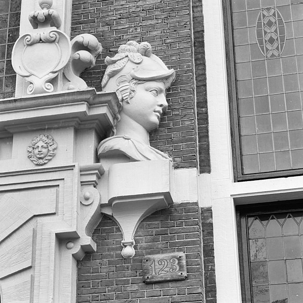 File:Huis met de Hoofden, hoofd naast ingangspartij rechter zijde - Amsterdam - 20018050 - RCE.jpg