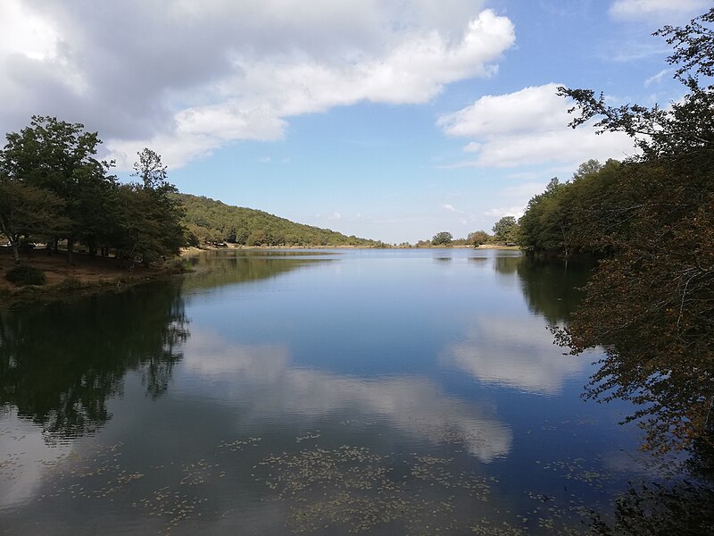 File:Il Lago Maulazzo in estate, 7 settembre 2020.jpg