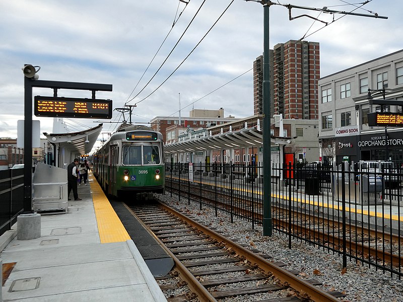 File:Inbound train at Babcock Street station, December 2021.JPG