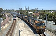 Az indiai Csendes-óceán vonat elhagyja Perth-t Nyugat-Ausztráliában. A vonatot két NR sorozatú mozdony vontatja. Egy Transperth elővárosi vonat halad eközben balra. Mindkét vonat kettős nyomtávú pályán halad