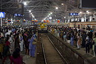 Junaa odottavia (Mumbain Chhatrapati Shivaji Terminus).