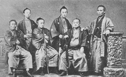 On the far left is Ito Hirobumi of Choshu Domain, and on the far right is Okubo Toshimichi of Satsuma Domain. The two young men in the middle are the sons of the Satsuma clan daimyo. These young samurai contributed to the resignation of the Tokugawa shogunate to restore imperial rule.